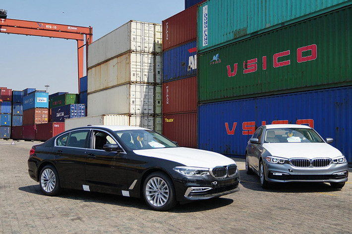 Những hình ảnh đầu tiên của mẫu xe BMW 5-Series 2019 tại cảng VICT, TP HCM đã được hé lộ. Theo kế hoạch phân phối của THACO Trường Hải, thế hệ thứ 7 của BMW 5-Series được đưa về để cạnh tranh cùng Mercedes-Benz E-Class ở phân khúc sedan hạng sang.