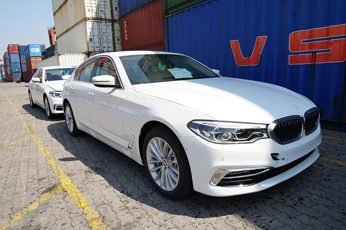 Dù đại lý đã bắt đầu nhận cọc cho BMW 5-Series mới từ trước đó nhưng phải đến bây giờ, mức giá bán tạm tính mới được hé lộ. Cụ thể, giá xe BMW 520i sẽ từ 2,389 tỷ đồng trong khi khách hàng đặt cọc cho mẫu 530i được báo giá 3,069 tỷ đồng.