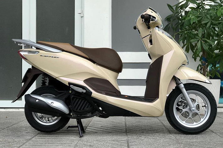 Đối với chị em công sở, xe ga Honda Lead được khá nhiều người lựa chọn bởi nó đáp ứng được các tiêu chí như vóc dáng thấp phù hợp với nữ giới, thời trang, tiện dụng. Ngoài việc phục vụ cho nhu cầu đi lại hằng ngày, những chiếc Honda Lead cũng khiến không ít người choáng váng khi mang trên mình biển kiểm soát đẹp mắt và siêu độc.