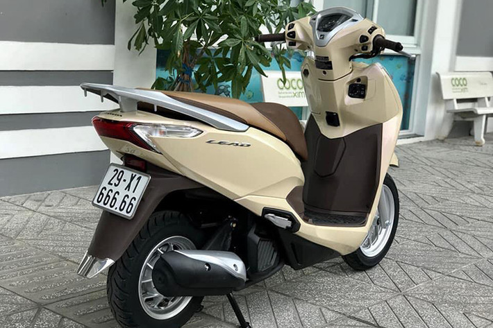 Mới đây, một chiếc xe tay ga Honda Lead mang biển số Hà Nội cực đẹp (29X1 66.666 - ngũ quý 6) lưu lạc đến tận Sài Gòn và được một dân chơi xe máy biển độc chào bán với giá 148 triệu đồng. Mức giá này được xem là cao gấp nhiều lần xe mới, giá xe Honda Lead mới tại Việt Nam hiện được niêm yết từ khoảng 37,5 triệu đồng.