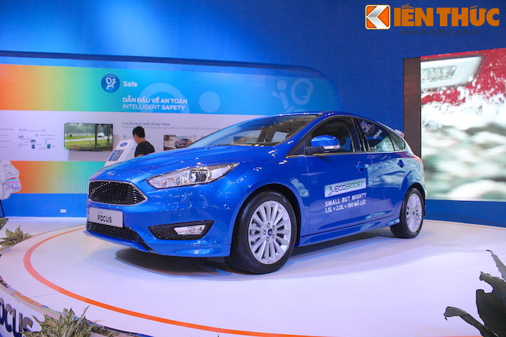Mẫu xe ôtô Ford Focus là dòng xe thuộc phân khúc C, được bán ở Việt Nam với 2 phiên bản cấu hình cùng 2 dạng thân xe là sedan và hatchback. Focus Trend có giá niêm yết chính hãng 626 triệu đồng, trong khi bản cao cấp Titanium (sedan) và Sport (hatchback) có giá 770 triệu đồng.