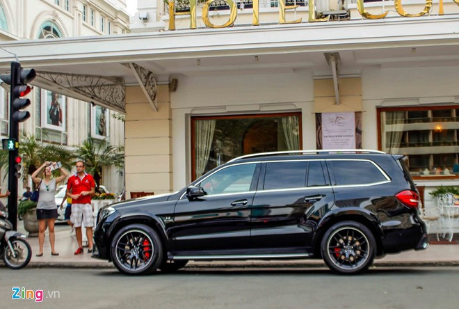 Có thể xem GLS63 AMG là chiếc siêu SUV gia đình, bởi bên cạnh nó có nhiều lựa chọn thay thế như Cayenne Turbo S hay Range Rover Sport SVR, Bentley Bentayga, tuy nhiên GLS63 nổi trội nhờ hàng ghế thứ 3, điều mà các đối thủ còn thiếu.
