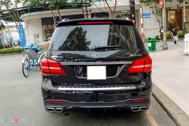 Trước ngày 1/7, khi thuế TTĐB trên xe dung tích trên 5.0 còn ở mức 60%, giá của mẫu xe này là 8,429 tỷ đồng. Giờ đây, thuế TTĐB tăng lên 130%, mức giá mới của GLS63 đã lên tới 11,949 tỷ đồng, tăng thêm 3,5 tỷ.