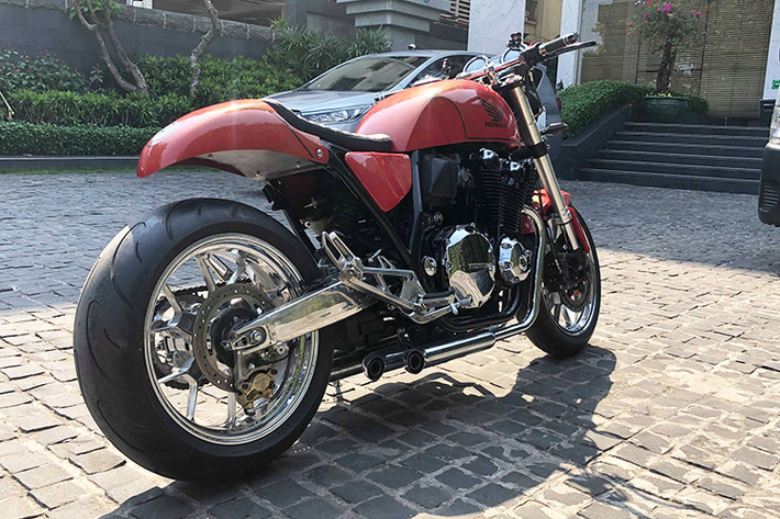 Về tổng thể, khi đã qua bàn tay của thợ độ xe máy Sài Gòn, chiếc naked-bike Honda CB1100 ABS phiên bản 2013 trong bài viết này của dân chơi Thanh Hoá đã trở nên độc đáo hơn, mang một sức hút mới nhưng lại không làm mất đi vẻ đẹp cổ điển vốn có của dòng CB huyền thoại.