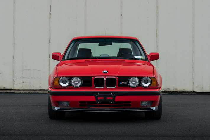 Chiếc xe BMW M5 đời cũ này đã trải qua nhiều đời chủ, đầu tiên nó được giao đến cho chủ nhân ở bang Maryland (Mỹ) vào năm cuối 1990 trước khi bán lại và được chuyển đến bang Cali vào năm 2012 với ODO dừng lại ở mức 27.835 dặm (44.796 km).