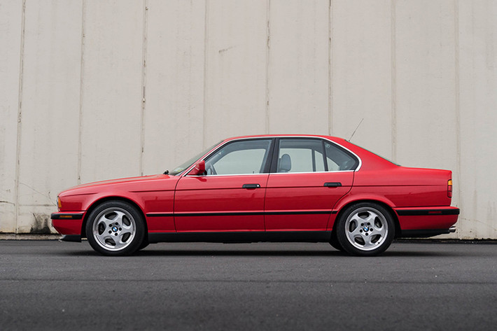 Nhưng đó là suy nghĩ của số đông, còn chiếc BMW M5 1991 này xứng đáng để cất giữ trong garage như là một món đồ sưu tầm có ý nghĩa rất lớn dành cho những ai thực sự đam mê xe BMW M5 - một trong những dòng sedan thương mại nhanh và mạnh nhất hành tinh.