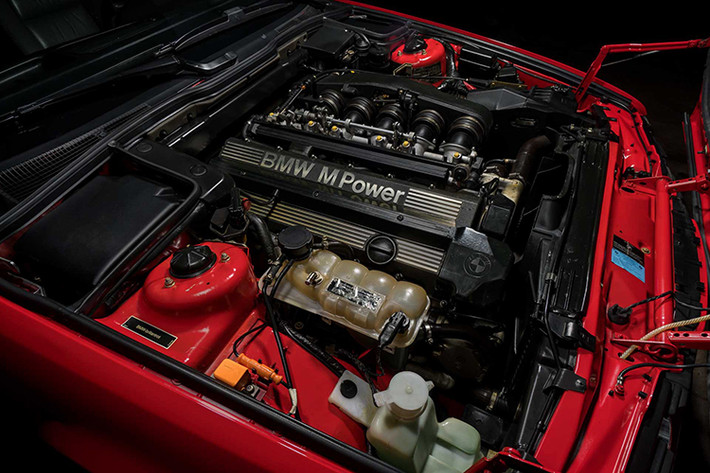 BMW M5 đời 1991 có khả năng tăng tốc từ 0 - 100km/h trong khoảng thời gian hơn 6 giây. Từ năm 1992, BMW nâng cấp động cơ S38B36 thành S38B38 (M5 1992 - 1996). Sau đó, thế hệ M5 tiếp theo (E39) BMW chuyển sang sử dụng động cơ S62B50 hoàn toàn mới.
