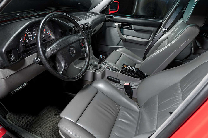 Nội thất của BMW M5 1991 còn khá mới, đơn vị rao bán cho biết chiếc xe được trang bị bộ ghế cao cấp trong gói nâng cấp BMW Executive Seating, bộ dụng cụ theo xe, lốp dự phòng và sách bảo hành & hướng dẫn sử dụng vẫn còn đầy đủ.
