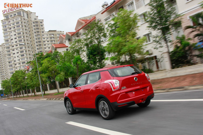 So với đối thủ Ford EcoSport đang bán tại Việt Nam, Ssangyong Tivoli sở hữu những trang bị không kém cạnh như gương kính chỉnh điện, đèn xi-nhan tích hợp gương chiếu hậu, vô-lăng tích hợp nút bấm…Đồng thời có thêm nhiều trang bị khá hấp dẫn như gập gương điện, điều khiển tay ga hành trình, 3 chế độ lái… tuy nhiên doanh số xe khá thấp.