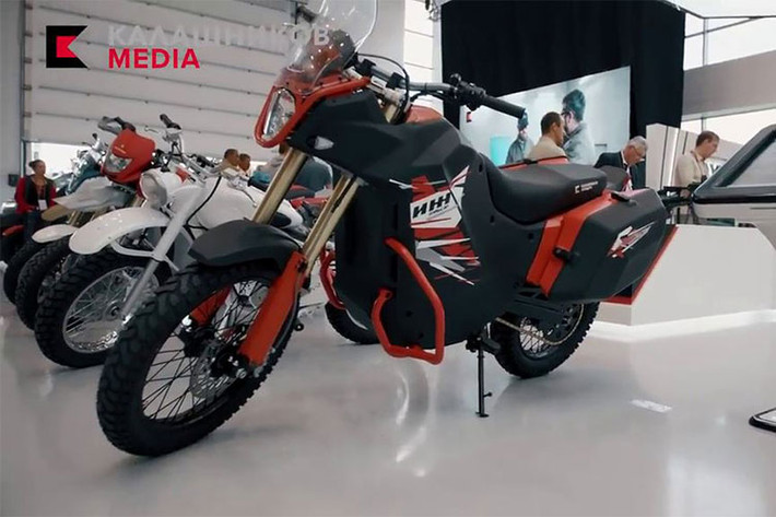 Mẫu xe UM-1 dự kiến có trọng lượng khoảng 165 đến 245 kg, tùy vào có trang bị thùng chứa đồ hay không, và được trang bị bộ pin LiFePO4.
