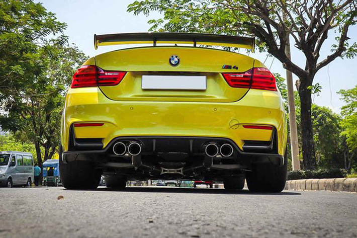 Các chi tiết khác được trang bị như; ốp gương chiếu hậu và ốp mặt ca-lăng carbon từ M Performance, ốp full-carbon cho nội thất, ‘’lên’’ bodylip (cản trước + sau + ốp sườn Carbon 3D Design)...