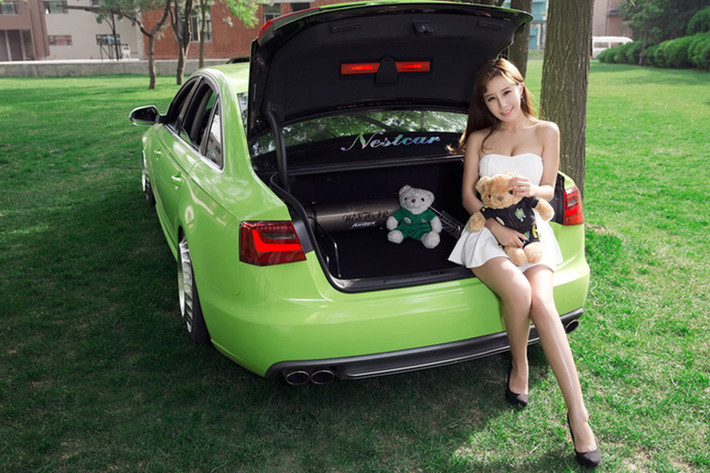 Hãng xe sang Audi trang bị cho nội thất A6 hệ thống thiết bị tiêu chuẩn nhằm mang lại cho người sử dụng sự thoải mái và tiện nghi nhất. Nội thất Audi A6 bản 2011 được bọc da Milano kết hợp với các chi tiết ốp gỗ, nhôm Trigon tạo nên sự sang trọng và hiện đại cho chiếc xe.