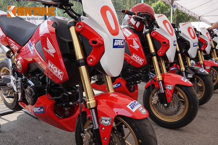 Những chiếc "xế nổ thương mại" Honda Blade 110 và MSX 125 đã được chuẩn bị sẵn sàng cho các vòng đua. Đây là những chiếc xe đã được độ lên sao cho phù hợp với giải đua cũng như đủ sức mạnh để vượt mọi chướng ngại trên đường.
