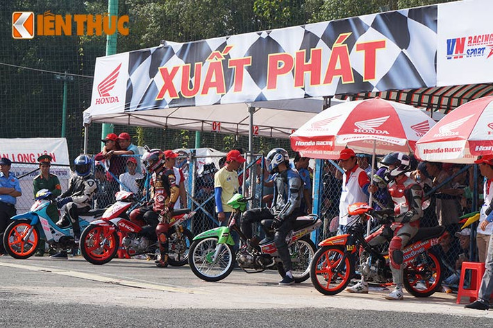 Những chiếc Honda Blade đã chuẩn bị sẵn sàng tại vạch xuất phát. Ở khúc đầu tiên này, các tay đua rất cần sự tập trung để hoàn thành cú "đề pa" để vượt lên phía trước dẫn đầu. Nếu vượt qua ngay khúc đầu tiên này, cơ hội chiến thẵng sẽ rất cao.