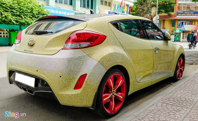 Chủ sở hữu chiếc xe này là một phụ nữ hoạt động trong lĩnh vực làm đẹp. Không rõ giá trị xe sau khi đính pha lê, tuy nhiên theo những người thợ độ có kinh nghiệm, việc gắn hàng nghìn viên pha lê yêu cầu sự tỉ mỉ và chính xác cao, thời gian có thể lên tới hàng tháng.