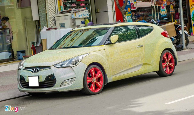 Hyundai Veloster sử dụng động cơ 1.6L DOHC, kết hợp hộp số tự động 6 cấp, công suất tối đa 130 mã lực tại 6.300 vòng/phút, mô-men xoắn cực đại 157 Nm tại 4.850 vòng/phút.