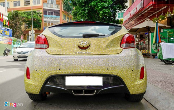 Trên thế giới từng có trường hợp một tay chơi đính hàng nghìn viên pha lê lên chiếc Mercedes SL600 và hét giá 4,8 triệu USD.