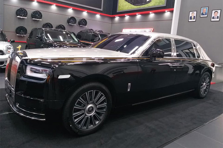 Rolls-Royce Phantom 2018 tại Lào thuộc phiên bản trục cơ sở dài EWB, theo người bán, mẫu xe siêu sang này trang bị khá nhiều option đắt tiền. Nội thất bọc màu da bò, trần xe đầy sao và giữa 2 hàng ghế sau vẫn là các trang bị quen thuộc như tủ lạnh mini, 2 chai rượu, ly cao cấp...