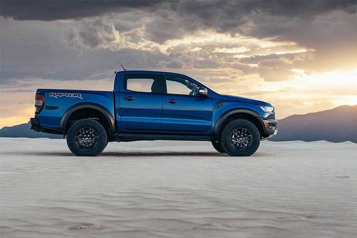 Để hoàn thiện ngoại hình thì các lốp xe của Ford Ranger Raptor cũng được chuyển sang loại gai to hầm hố hơn. Ranger Raptor 2018 mới còn có thể trang bị hệ thống treo sau đa liên kết với lò xò cuộn như mẫu SUV Everest, vì trước nay xe bán tải thường dùng phuộc nhíp lá ở phía sau.
