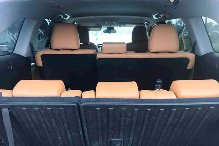 Tại Mỹ, Toyota hiện bán ra tổng cộng 3 phiên bản cho Highlander bao gồm: LE, SE và Limited, trong đó phiên bản được nhập về Việt Nam là LE, ở phiên bản này xe sử dụng động cơ 4 xy-lanh thẳng hàng (I4) dung tích 2.7L, DOHC, hút khí tự nhiên VVT-i cho công suất tối đa 185 mã lực tại 5.800 v/p và mô-men xoắn cực đại 250Nm tại 4.200 v/p.