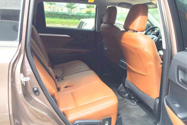 Highlander là mẫu crossover SUV Toyota lý tưởng cho gia đình sở hữu đến 8 ghế ngồi (2/3/3) khá rộng rãi và thoải mái. Trên phiên bản LE, tất cả các ghế ngồi đều chỉnh tay. Trang bị toàn bao gồm hệ thống Safety Sense™ P theo tiêu chuẩn: tránh va chạm sớm, phát hiện người đi bộ, kiểm soát hành trình thích ứng, cảnh báo chuyển làn đường hỗ trợ đánh lái và đèn pha tự động, 8 túi khí và camera lùi.
