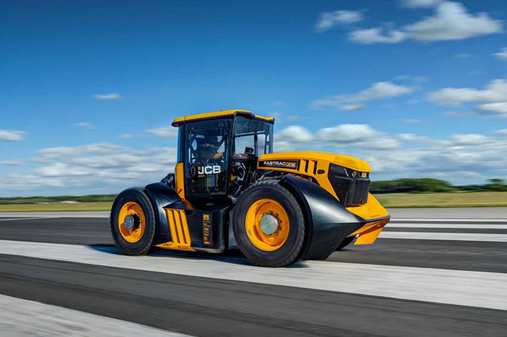 Nhà sản xuất trang bị công nghiệp Anh, JCB đã phá kỷ lục tốc độ tối đa dành cho máy cày, đạt tốc độ 166,7 km/h trong một phiên bản độ của mẫu máy cầy Fastrac 8000. Trước đây, kỷ lục này vốn thuộc về mẫu “Track-tor” sở hữu 500 mã lực của Top Gear với tốc độ tối đa 140 km/h.