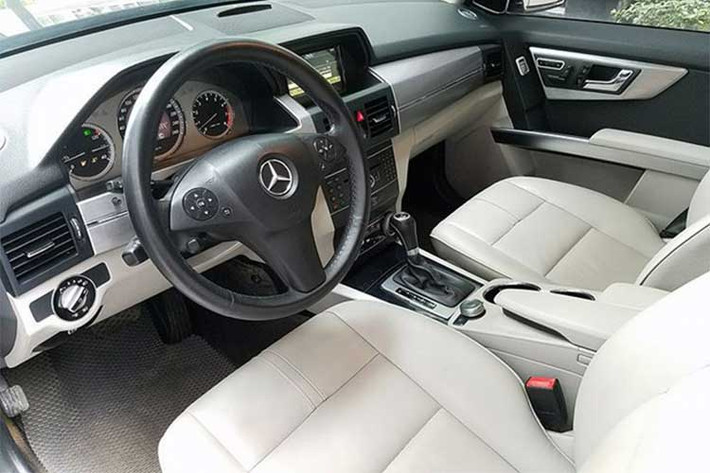 Mercedes-Benz GLK300 4Matic 2010 được trang bị khối động cơ xăng V6 3.0L cho công suất tối đa 231 mã lực tại 6.000 vòng/phút và mô-men xoắn cực đại 300Nm từ 2.500 - 5.000 vòng/phút. Hộp số là loại tự động 7G-Tronic 7 cấp, tăng tốc từ 0 - 100km/h trong 7,6 giây, tốc độ tối đa 210 km/h.