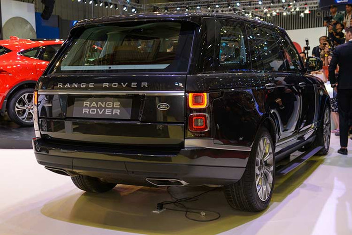 Tất cả phiên bản Range Rover 2018 đều trang bị động cơ siêu nạp 3.0L V6, cho công suất 360 mã lực hoặc 380 mã lực tùy theo từng phiên bản, mô-men xoắn cực đại 450 Nm. Kết hợp với hộp số tự động 8 cấp, mẫu SUV hạng sang Anh quốc tăng tốc từ 0-100 km/h trong 7,4 giây, vận tốc tối đa 209 km/h.