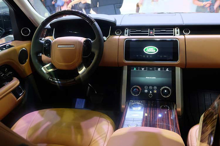 Màn hình hiển thị phía sau vô-lăng của mẫu SUV hạng sang Range Rover 2018 phiên bản nâng cấp có kích thước 12 inch, hiển thị thông tin về xe với độ phân giải cao. Ngoài ra còn có một màn hình hiển thị trên kính giúp người lái dễ dàng quan sát hơn.