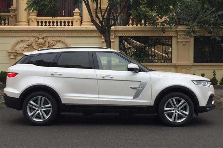 Zotye Z8 bản 2018 là mẫu xe mới xuất hiện tại thị trường Việt. Xe có kích thước tương đương với mẫu xe SUV hạng sang Porsche Cayenne và to hơn cả Hyundai SantaFe hay Sorento. Cụ thể xe sở hữu kích thước dài x rộng x cao lần lượt là 4.748 x 1.933 x 1.697 mm, chiều dài trục cơ sở 1.850 mm, tuy nhiên xe lại chỉ có thiết kế 5 chỗ ngồi.