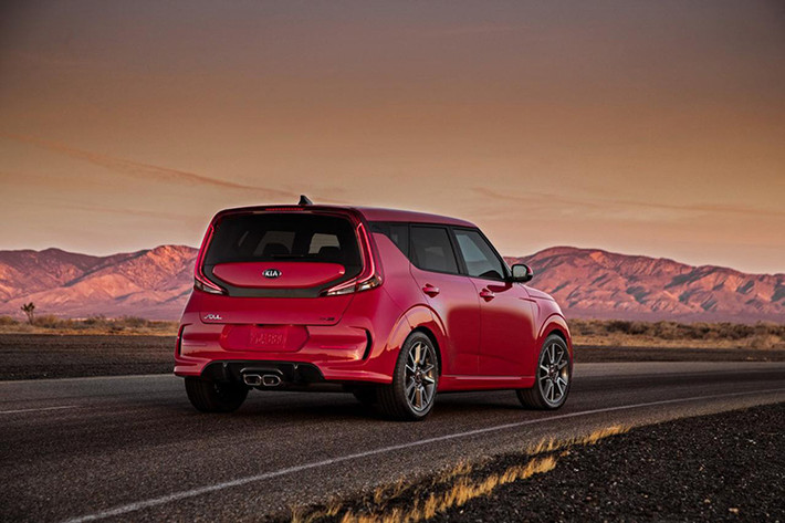 Tuy nhiên, thiết kế đầu xe và sườn xe của Kia Soul 2020 không thể nào đập vào mắt bằng phần đuôi phía sau. Tại đây, Kia Soul 2020 được trang bị cụm đèn hậu LED hình boomerang kéo dài lên gần hết cột C và 2 ống xả nằm giữa dưới cản sau.