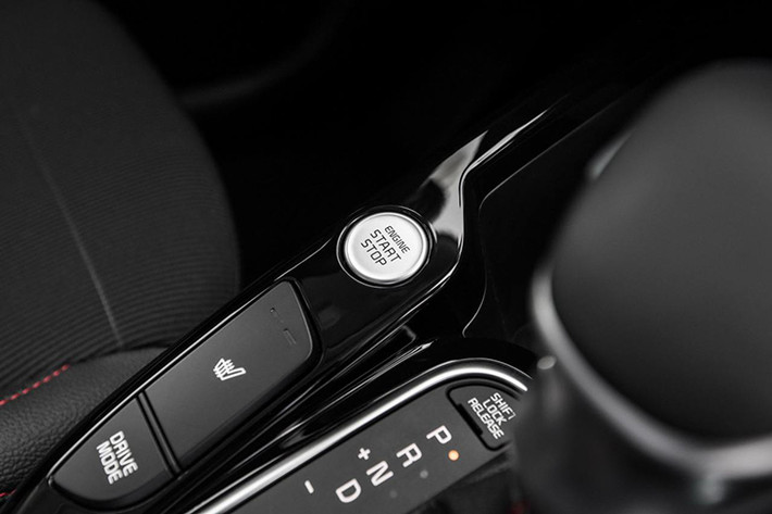 Trang bị động cơ cho Kia Soul 2020 là máy xăng 2.0L hút khí tự nhiên có công suất 147 mã lực, kết hợp cùng hộp số sàn 6 cấp hoặc số tự động CVT. Những ai thích xe mạnh mẽ hơn có thể lựa chọn phiên bản động cơ 1.6L Turbo có sức mạnh 201 mã lực giống Hyundai Elantra Sport với hộp số tự động 7 cấp ly hợp kép.