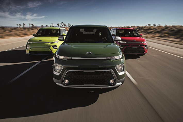 Thiết kế đặc trưng của mẫu xe cỡ nhỏ Kia Soul ở các thế hệ trước được giữ lại và phát huy trên mẫu xe thế hệ mới, tuy nhiên phiên bản Soul 2020 trở nên sắc nét và thời trang hơn, định hình rõ phong cách của một mẫu xe “dân chơi” đúng nghĩa.