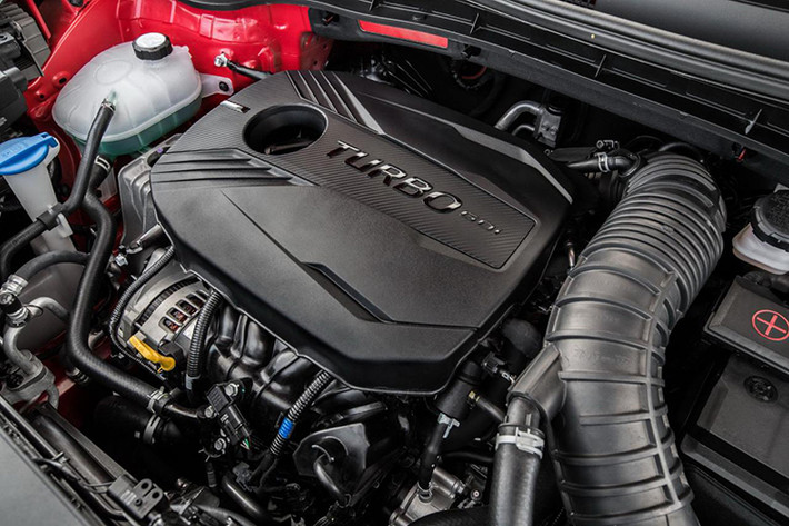 Ngoài ra, Kia Soul 2020 còn có lựa chọn hoàn toàn chạy điện với động cơ 64 kWh hỗ trợ sạc nhanh, động cơ điện này có tới 201 mã lực với sức kéo ấn tượng 394 Nm. Hiện tại hãng xe ôtô Kia chưa công bố cụ thể các thông số của động cơ điện này.