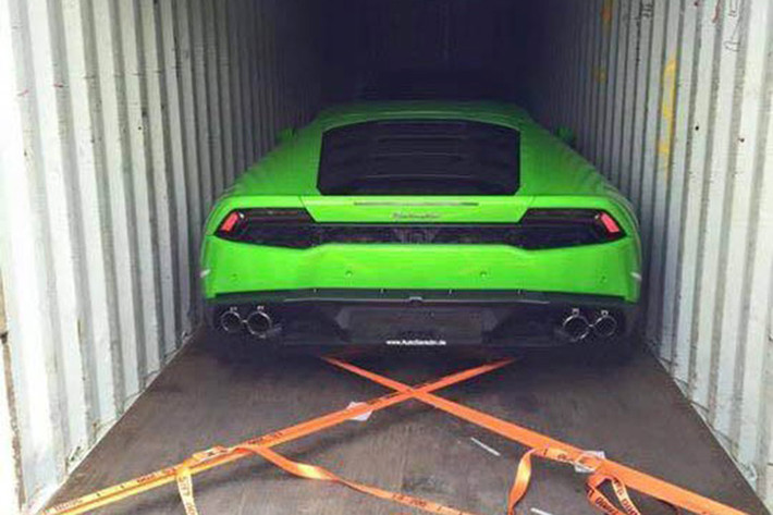 Đây là chiếc Lamborghini Huracan thứ 2 xuất hiện tại Việt Nam. Không giống như chiếc đầu tiên có màu xám đang được trưng bày chính hãng tại Hà Nội và bây giờ là Sài Gòn.