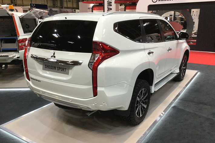 Các trang bị ngoại thất tiêu chuẩn của mẫu xe Mitsubishi Pajero Sport Commercial mới bao gồm gương gập chỉnh điện, đèn pha, đèn hậu và đèn định vị ban ngày LED, hệ thống rửa đèn pha, kính màu tối đảm bảo sự riêng tư, đèn pha cũng như cần gạt nước tự động.
