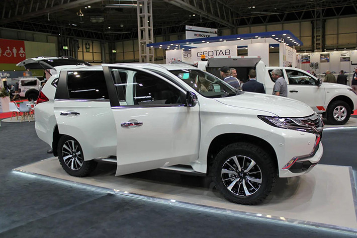 Mẫu SUV Mitsubishi Pajero Sport 2 chỗ này vốn được phát triển dựa trên phiên bản cao cấp của Mitsubishi Pajero Sport 7 chỗ. Sự biến mất của 2 hàng ghế sau làm tăng thêm sự đa dụng cho Pajero Sport Commercial. Cụ thể khoang hành lý với sàn phẳng của Mitsubishi Pajero Sport Commercial có chiều dài 1.920 mm, rộng 1.000 mm và cao 1.040 mm.