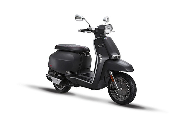 Để kỷ niệm 70 năm thành lập, nhãn hiệu xe máy Lambretta của Ý đã vén màn mẫu scooter hoàn toàn mới mang tên V-Special. Có thể nói, mẫu xe Lambretta V-Special là mẫu scooter mới đầu tiên ra đời trong thế kỷ 21 của hãng Lambretta đến từ Ý sau một thời gian dài im hơi lặng tiếng.
