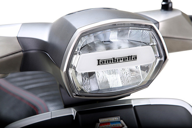 Những trang bị nổi bật của của mẫu xe tay Lambretta V-Special 2017 mới này sẽ bao gồm đèn pha dạng LED, cổng sạc 12 V, ngăn đựng găng tay, móc treo đồ, cốp cỡ lớn dưới yên, chân chống bên/đứng...