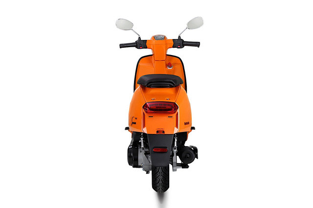 Phiên bản Lambretta V-Special V125 sẽ sử dụng động cơ tương tự nhưng có dung tích xy-lanh 125 cc và công suất tối đa 10 mã lực. Cuối cùng là Lambretta V-Special V200 với động cơ 200 phân khối và công suất tối đa 12 mã lực. Tất cả đều kết hợp với hệ truyền động dây đai và hộp số CVT.
