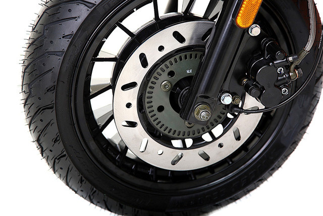 Theo hãng xe máy Lambretta, chỉ có phiên bản V50 sử dụng phanh tang trống phía sau. 2 phiên bản còn lại đều được trang bị phanh đĩa trên bánh sau và sẽ được trang bị hệ thống chống bó cứng ABS tiêu chuẩn.