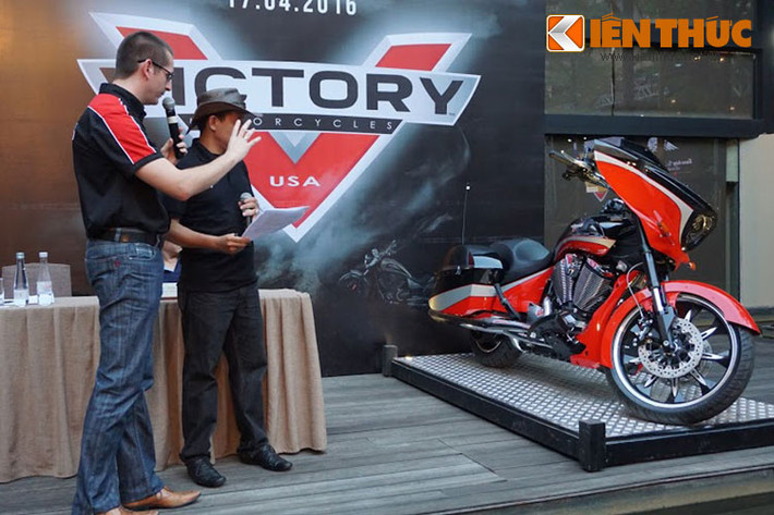 Victory Motorcycles là một hãng xe có tuổi đời còn khá trẻ, chỉ bắt đầu từ năm 1997. Vào thời điểm đó, Polaris đã lập ra Victory với mục đích tạo ra những chiếc môtô đậm phong cách Mỹ, sử dụng động cơ V-Twin và sản xuất tại Mỹ để cạnh tranh trực tiếp với Harley-Davidson.