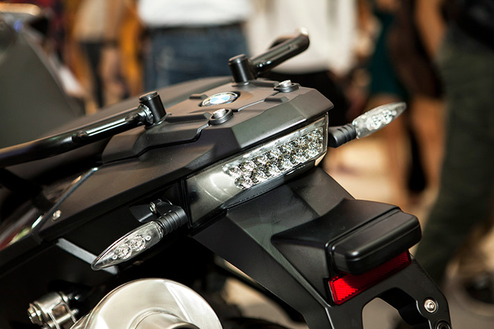 Đèn hậu và đen tín hiệu báo rẽ được trang bị công nghệ LED màu xám khói. Yên ngồi điều chỉnh vặn bằng tay tối ưu. Bên cạnh đó mẫu xe này còn được trang bị yên ngồi điều chỉnh vặn bằng tay, tuỳ chọn phuộc nhún điện tử (tuỳ chọn theo xe)...