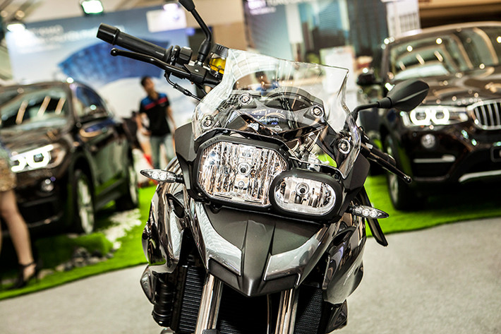 Phần ngoại hình của F700 GS tinh tế và thể hiện tốt hơn cá tính của chiếc xe bởi các mảng phối màu trang trí, tạo nên một diện mạo chân thực và riêng biệt. Đầu được trang bị kính chắn gió mới cùng đèn pha thiết kế với cặp "mắt xếch" đặc trưng của dòng GS đình đám nhà BMW.
