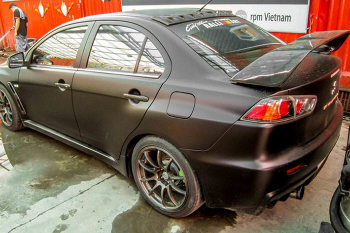 Chiếc Evo trong bài viết thuộc đời xe 2009, là thế hệ thứ 10 với chữ X vuốt chéo. Nó dòng xe thể thao đỉnh cao của Mitsubishi dù dùng chung cơ sở gầm bệ với dòng sedan Lancer, và có “fan” ở khắp nơi.