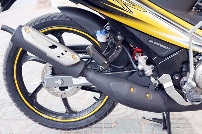Hệ thống giảm xóc trước của xe thiết kế dạng ống lồng, giảm xóc sau lò xo trụ đơn bên cạnh vành đúc và phanh đĩa đơn trước, sau. Hệt thống ống xả đặc trưng của dòng xe hai kỳ này sau hàng chục năm vẫn không thay đổi.