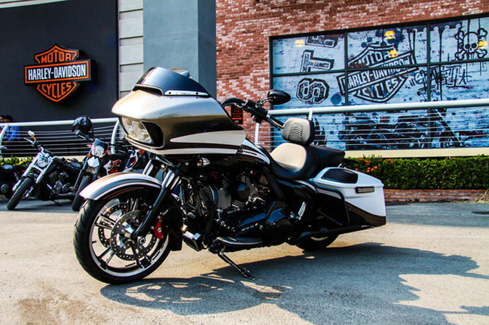 Harley-Davidson Road Glice Special bản giới hạn được phân phối chính hãng tại Harley-Davidson Saigon với giá bán trên 2 tỷ đồng. Xe có chế độ bảo hành 2 năm không giới hạn km.