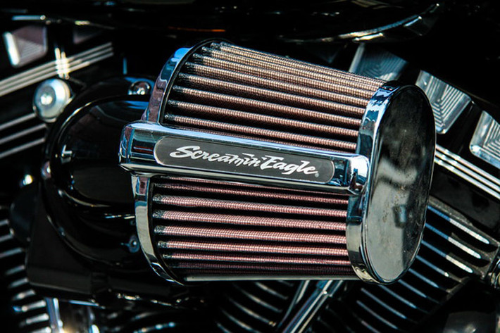 Road Glice Special sở hữu bộ lọc gió đến từ Screamin’ Eagle giúp xe mạnh mẽ hơn rất nhiều.