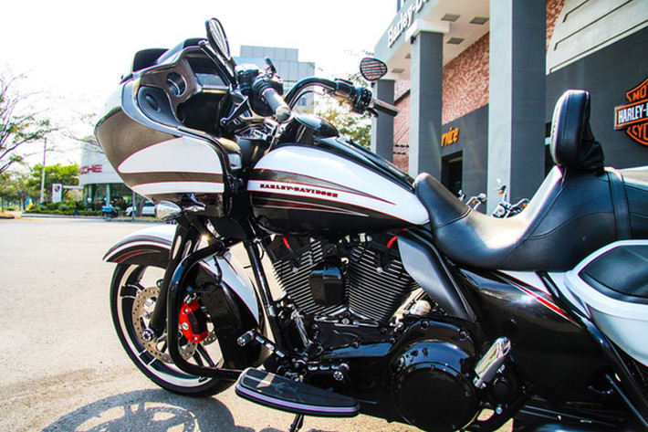 Harley-Davidson Road Glice Special thực sự là một “ông vua” đường với các đường rãnh thoát khí trên mặt nạ chắn gió.