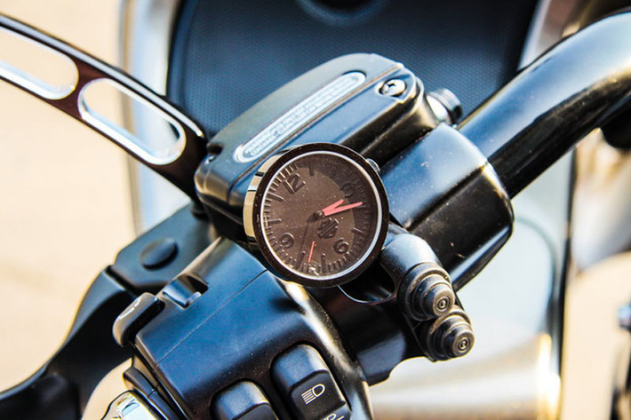 Đồng hồ kim cách điệu của Harley-Davidson được trang bị ngay bên cạnh tay lái trái của xe đem lại phong cách cổ điển.